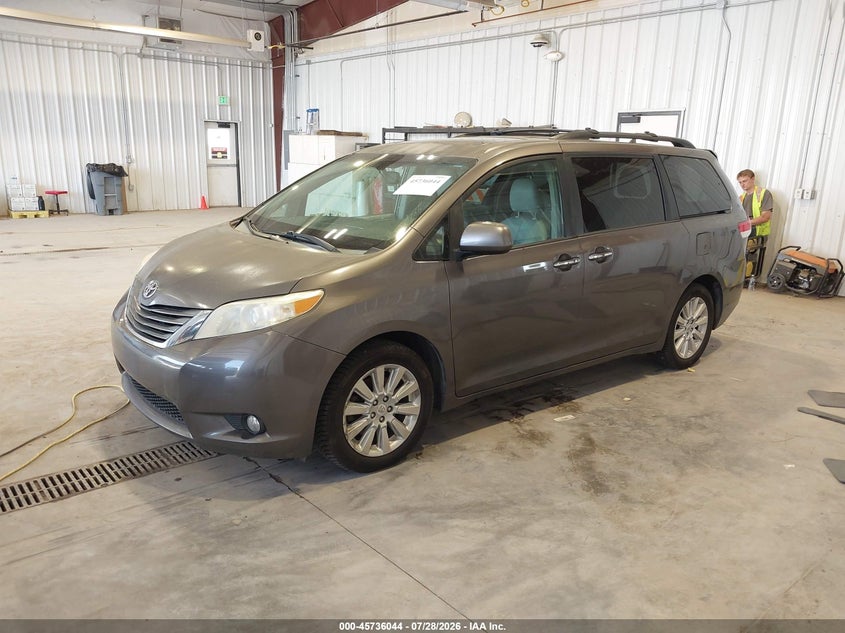 2012 TOYOTA SIENNA auction photo 2