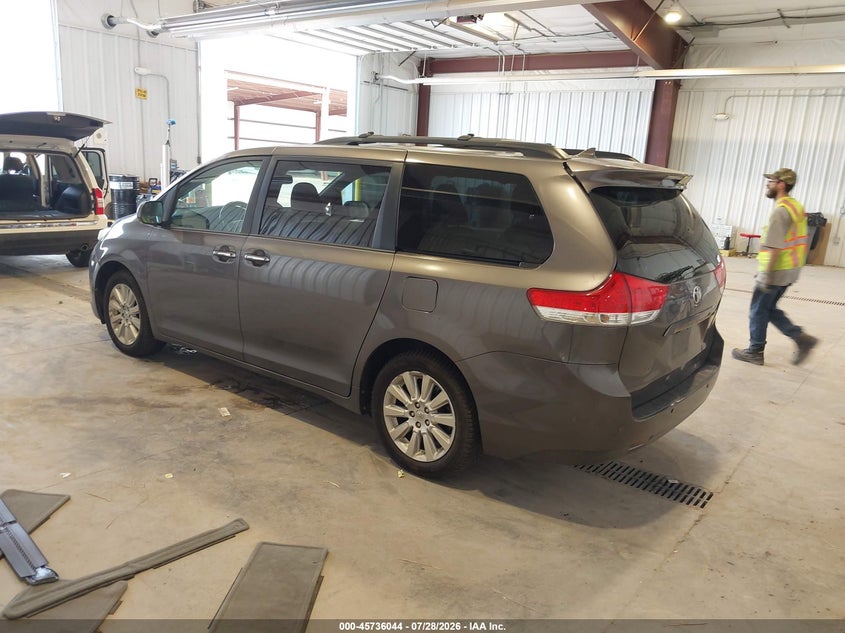 2012 TOYOTA SIENNA auction photo 3