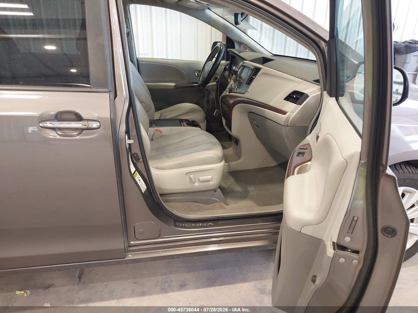 2012 TOYOTA SIENNA auction photo 5