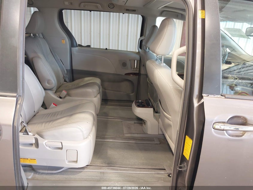 2012 TOYOTA SIENNA auction photo 8