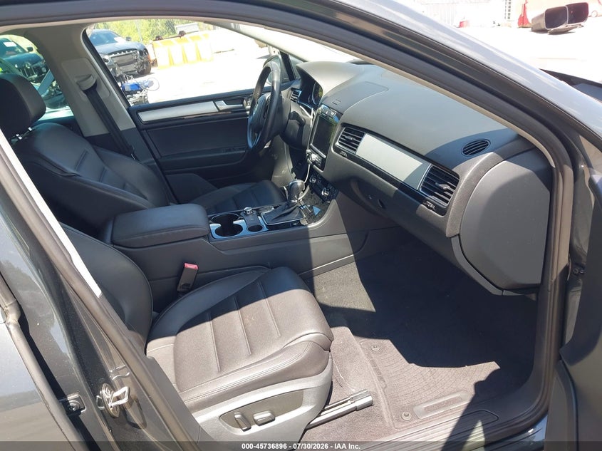 2012 VOLKSWAGEN TOUAREG auction photo 5