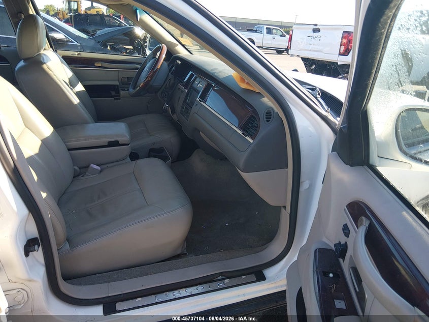 2010 LINCOLN TOWN CAR auction photo 5
