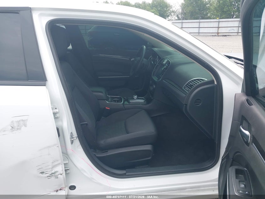 2018 CHRYSLER 300 auction photo 5