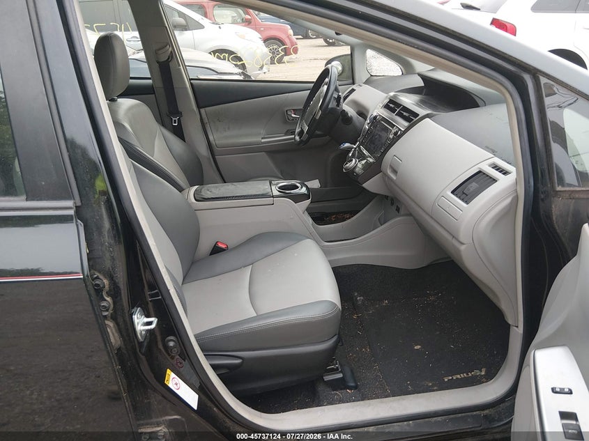 2016 TOYOTA PRIUS V auction photo 5