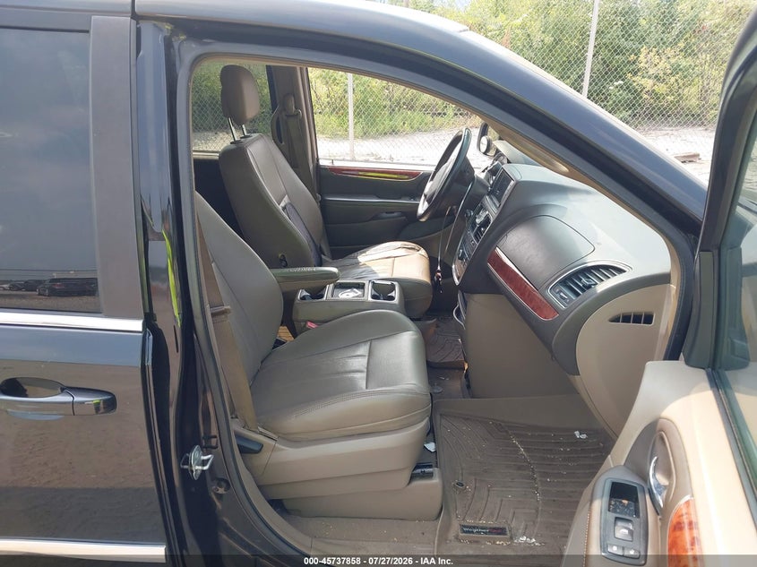 2014 CHRYSLER TOWN & COUNTRY auction photo 5
