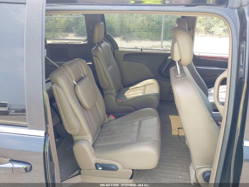 2014 CHRYSLER TOWN & COUNTRY auction photo 8