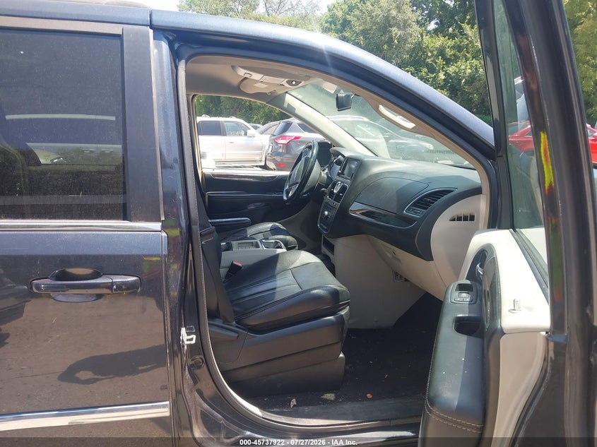 2014 CHRYSLER TOWN & COUNTRY auction photo 5