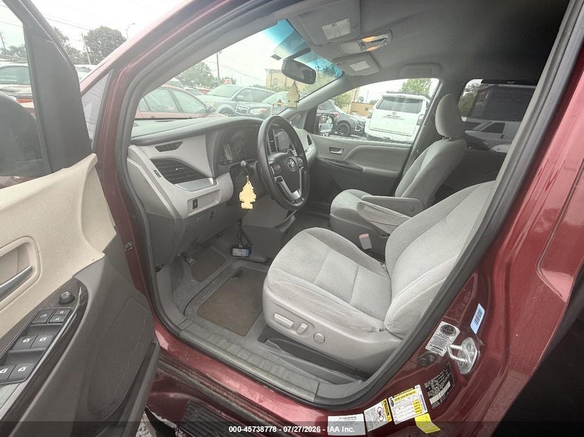 2017 TOYOTA SIENNA auction photo 5
