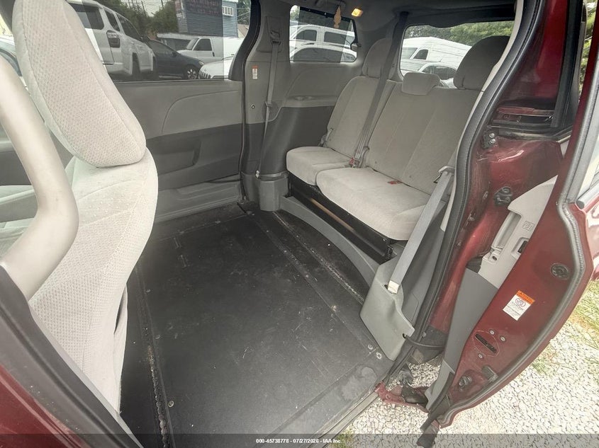 2017 TOYOTA SIENNA auction photo 8