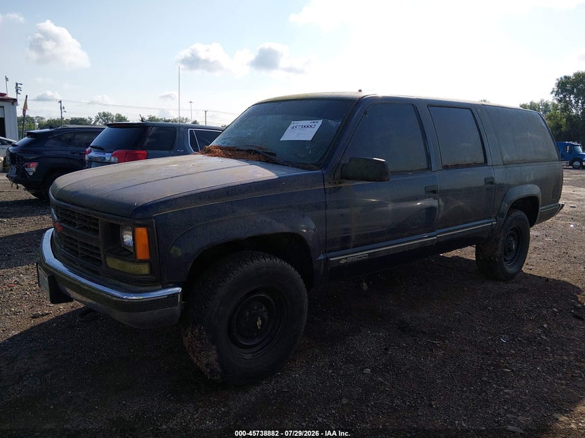 1996 Chevrolet Suburban K2500, Front End, IAAI, VIN 3GNGK26R8TG142386 — photo 2