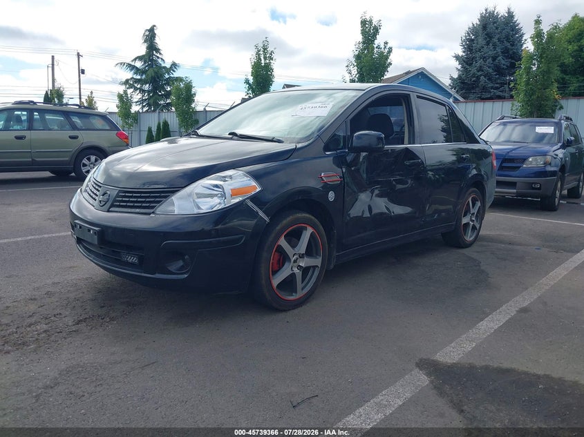 2009 Nissan Versa, Левый бок, IAAI, VIN 3N1BC11E99L402813 — фото 2