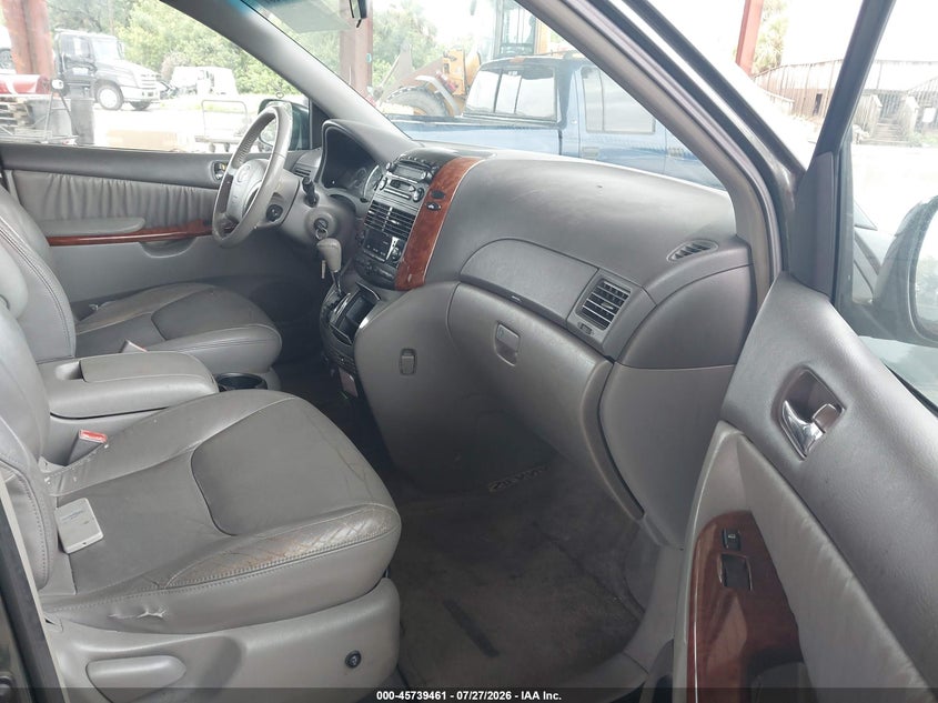2004 TOYOTA SIENNA auction photo 5