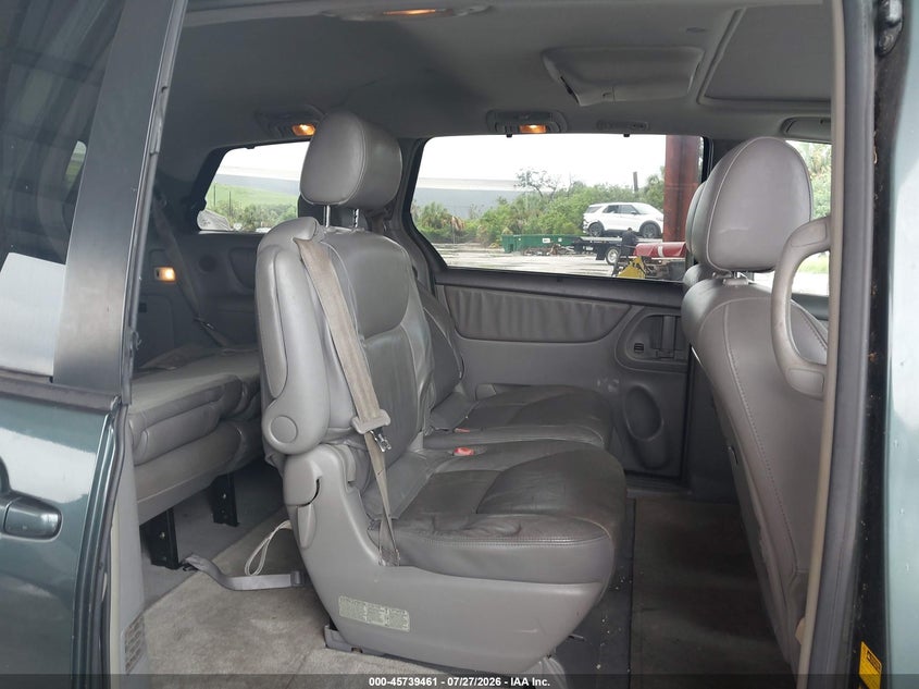 2004 TOYOTA SIENNA auction photo 8