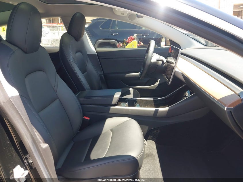 TESLA MODEL 3 - zdjęcie 5