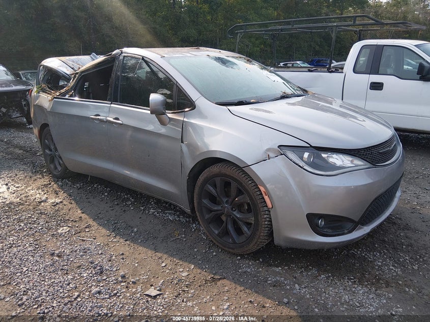 Vin: 2c4rc1fg2jr358281, lot: 46238689, chrysler pacifica touring plus 2018 img_1