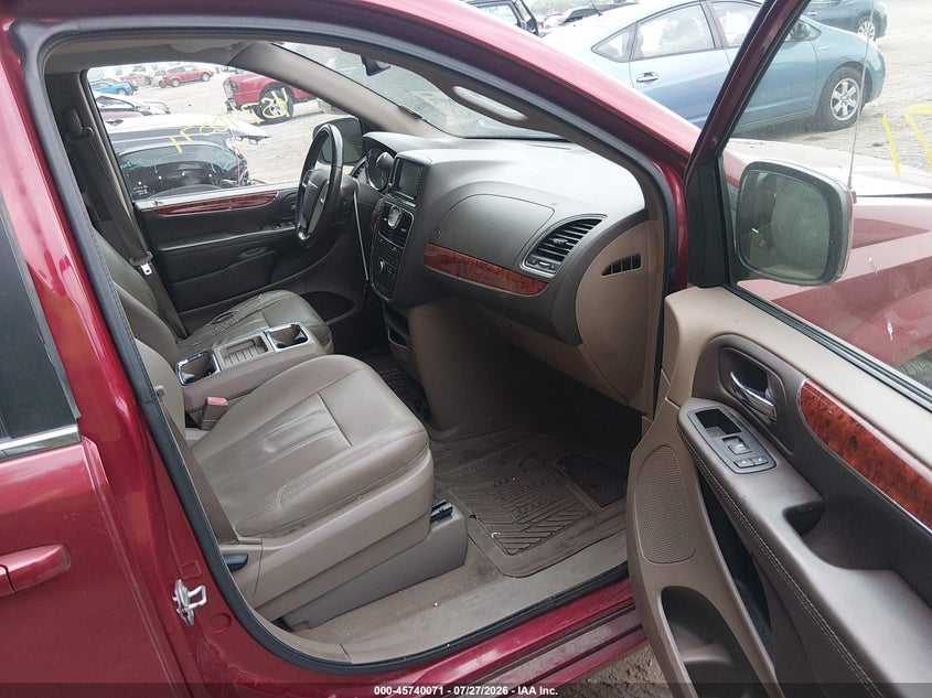 2015 CHRYSLER TOWN & COUNTRY auction photo 5