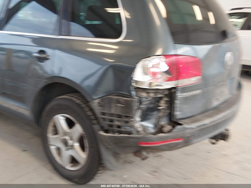 2004 VOLKSWAGEN TOUAREG auction photo 6