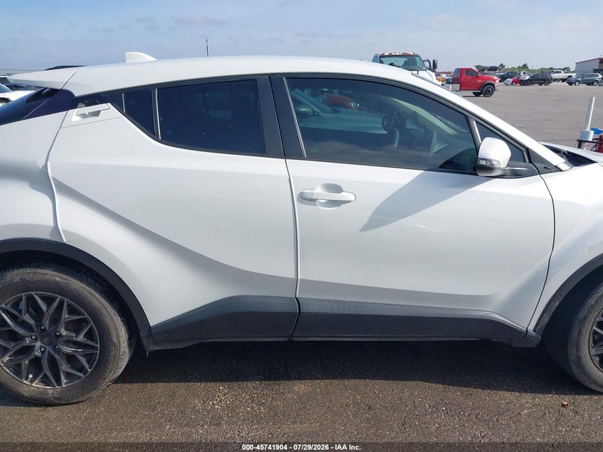 TOYOTA C-HR - zdjęcie 13
