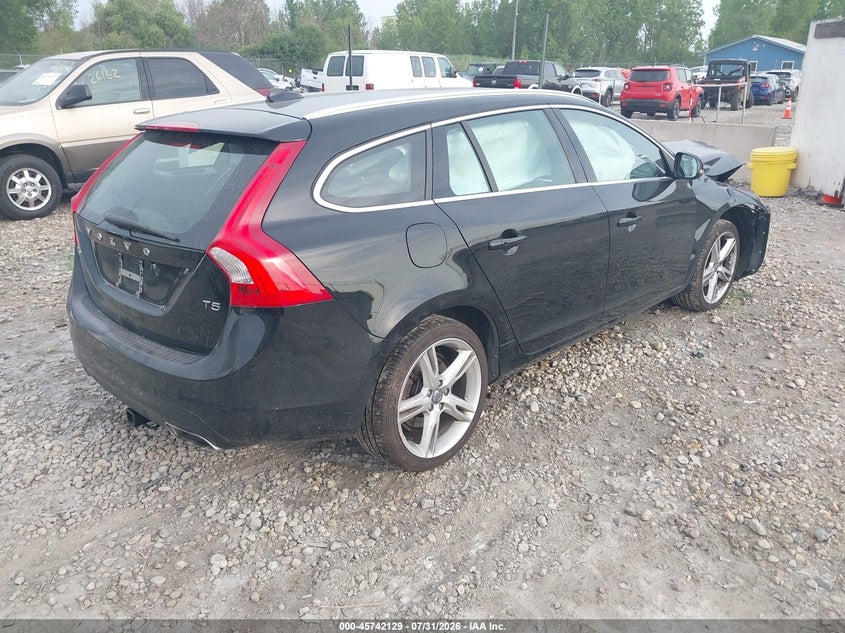2017 VOLVO V60 T5 PREMIER · Фото 4