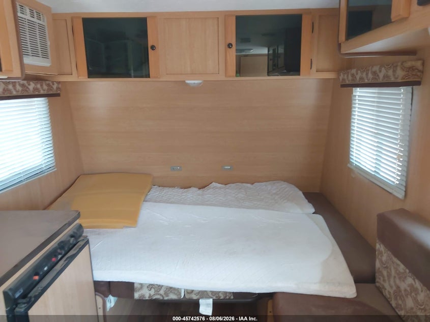 2012 SPREE ESCAPE 15' BUMPER PULL TRAVEL TRAILER auction photo 5
