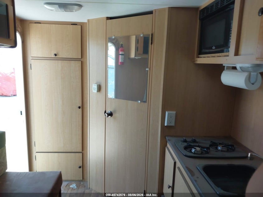 2012 SPREE ESCAPE 15' BUMPER PULL TRAVEL TRAILER auction photo 8