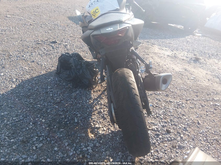 2019 YAMAHA YZFR3 auction photo 6