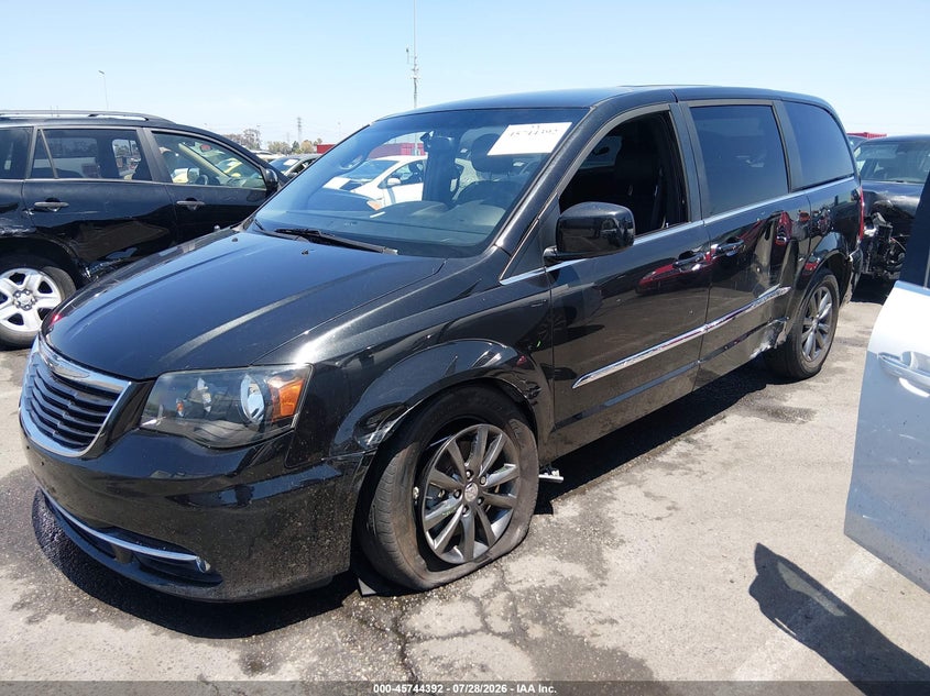 2015 CHRYSLER TOWN & COUNTRY auction photo 2