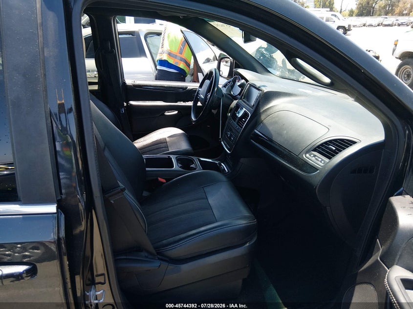 2015 CHRYSLER TOWN & COUNTRY auction photo 5