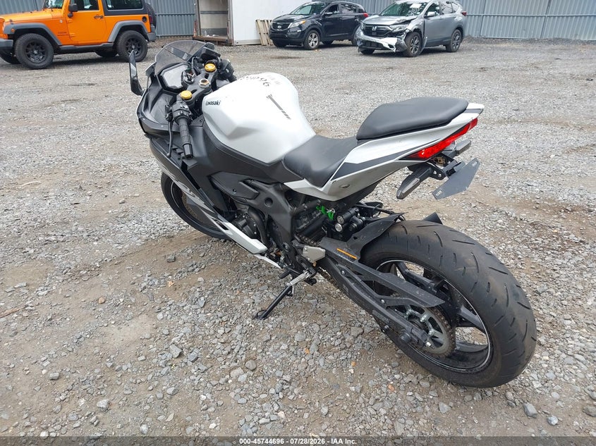 2025 KAWASAKI ZX400 auction photo 3