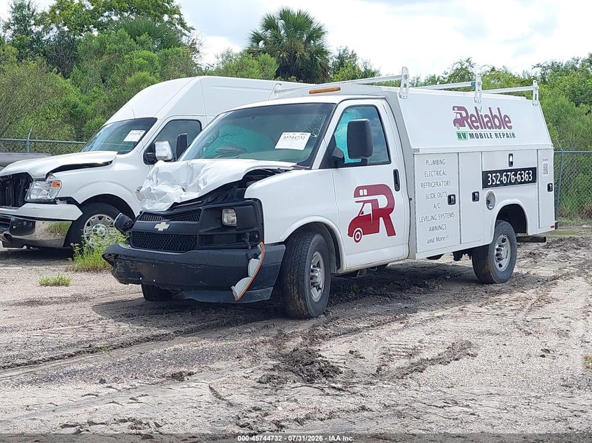 2017 CHEVROLET EXPRESS CUTAWAY auction photo 2