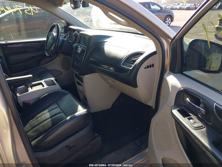 2013 CHRYSLER TOWN & COUNTRY auction photo 5