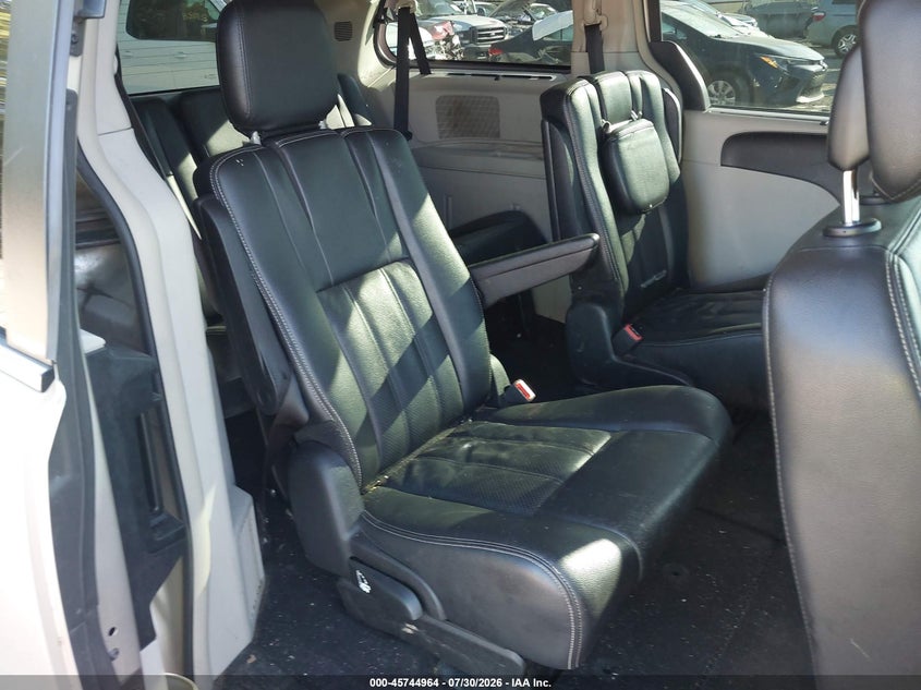 2013 CHRYSLER TOWN & COUNTRY auction photo 8