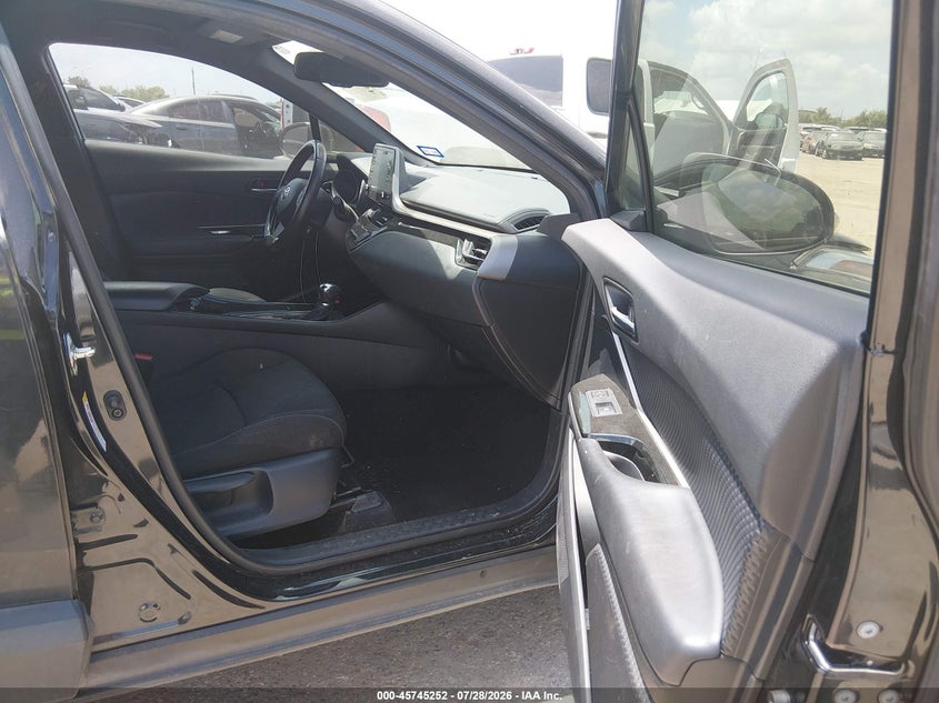2019 TOYOTA C-HR auction photo 5