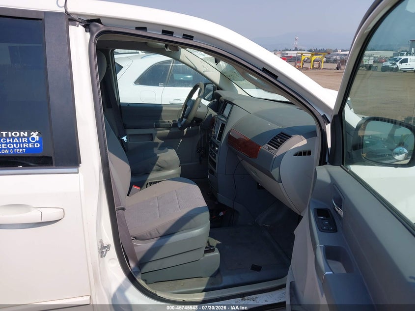 2009 CHRYSLER TOWN & COUNTRY auction photo 5