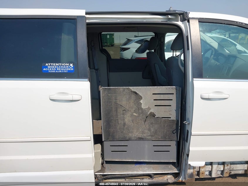 2009 CHRYSLER TOWN & COUNTRY auction photo 8