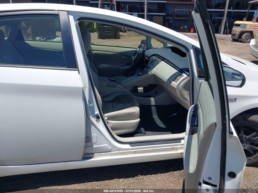 2014 TOYOTA PRIUS auction photo 5