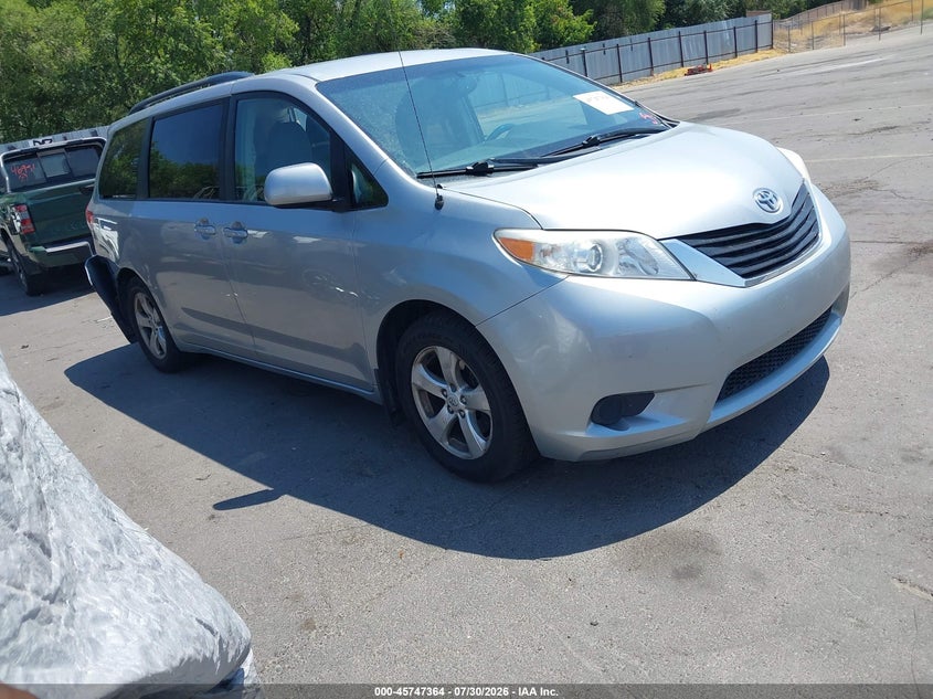 2014 TOYOTA SIENNA auction photo 1