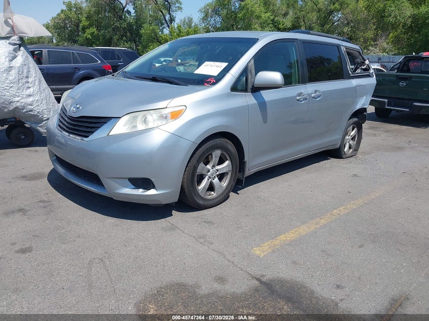 2014 TOYOTA SIENNA auction photo 2