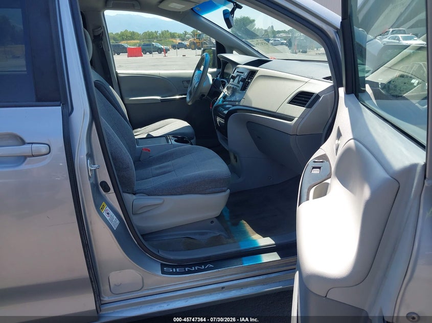 2014 TOYOTA SIENNA auction photo 5