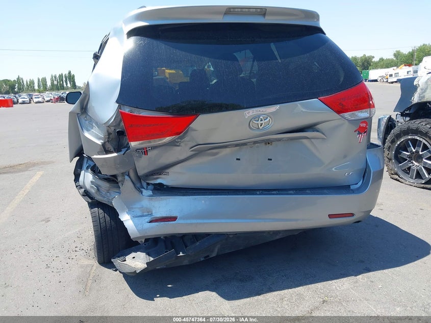 2014 TOYOTA SIENNA auction photo 6