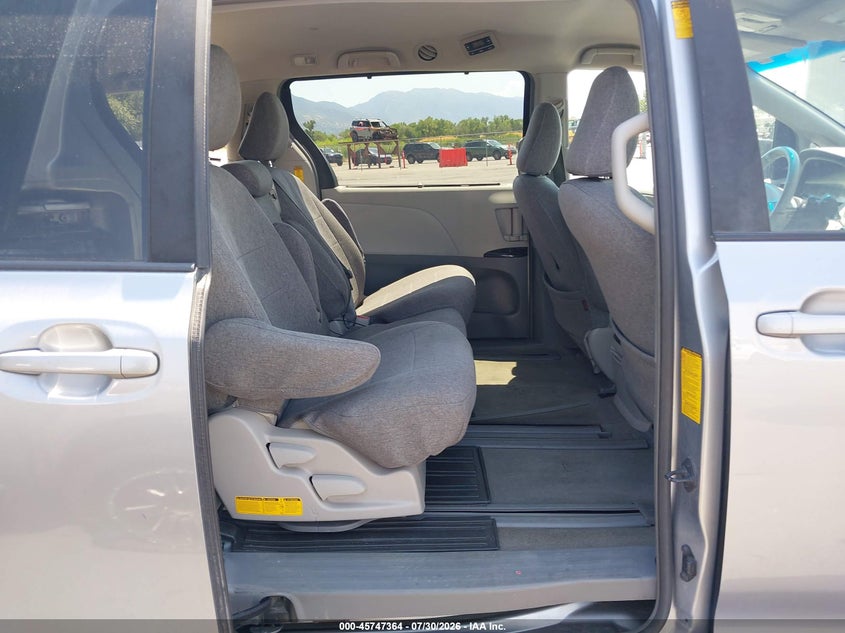 2014 TOYOTA SIENNA auction photo 8