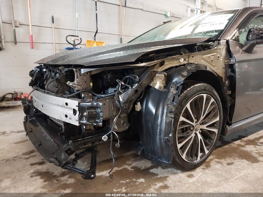 TOYOTA CAMRY - zdjęcie 18