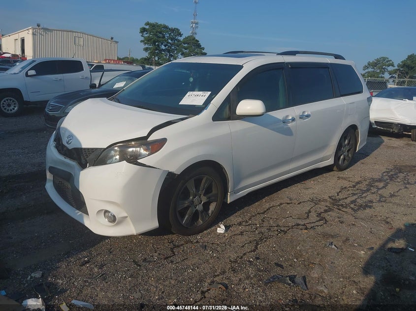 2014 TOYOTA SIENNA auction photo 2
