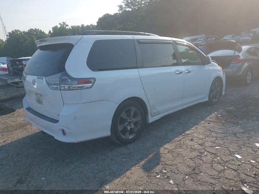 2014 TOYOTA SIENNA auction photo 4