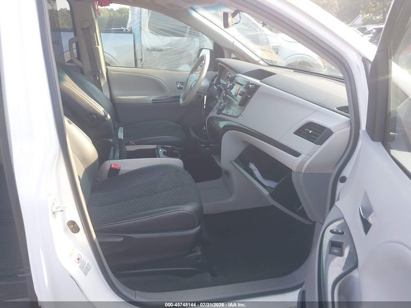 2014 TOYOTA SIENNA auction photo 5