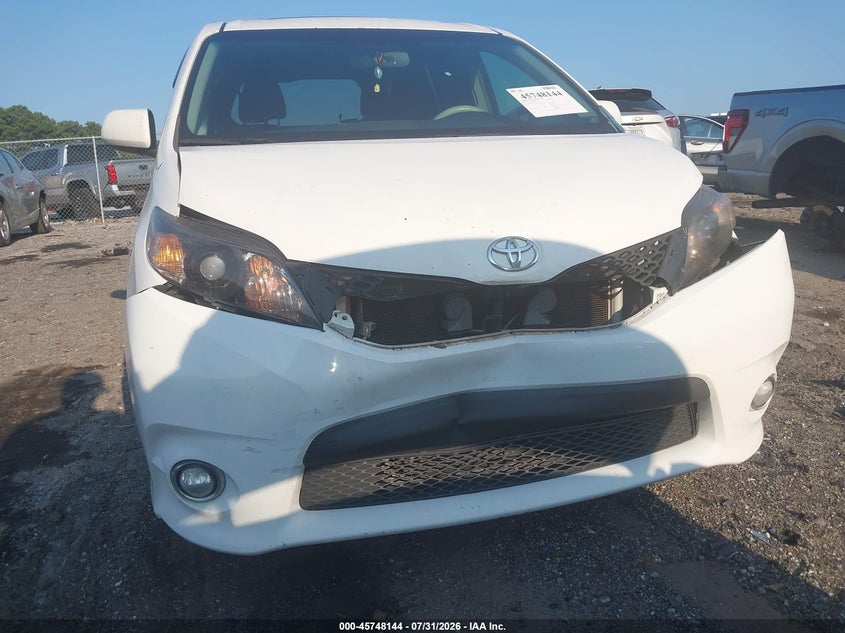 2014 TOYOTA SIENNA auction photo 6