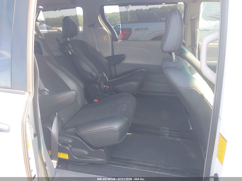 2014 TOYOTA SIENNA auction photo 8