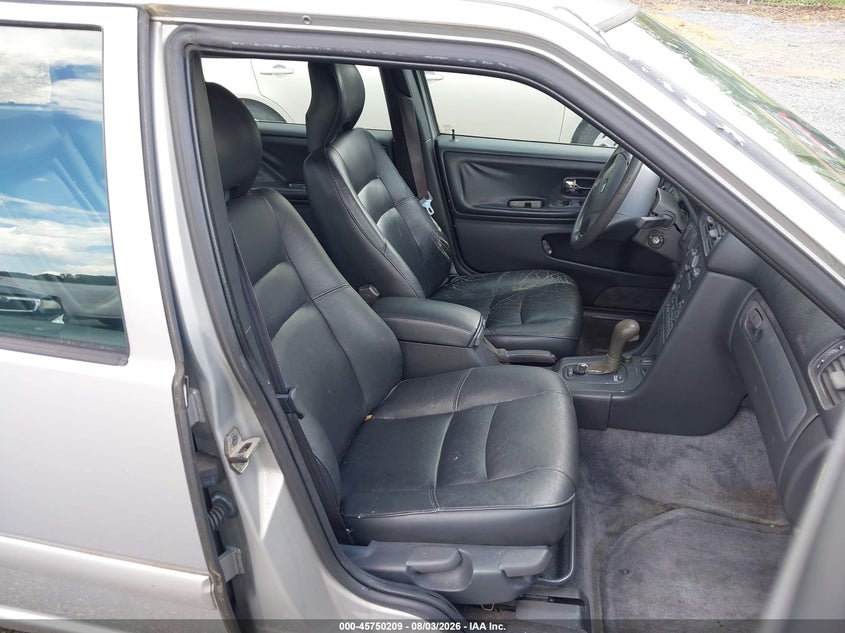 1998 VOLVO V70 auction photo 5