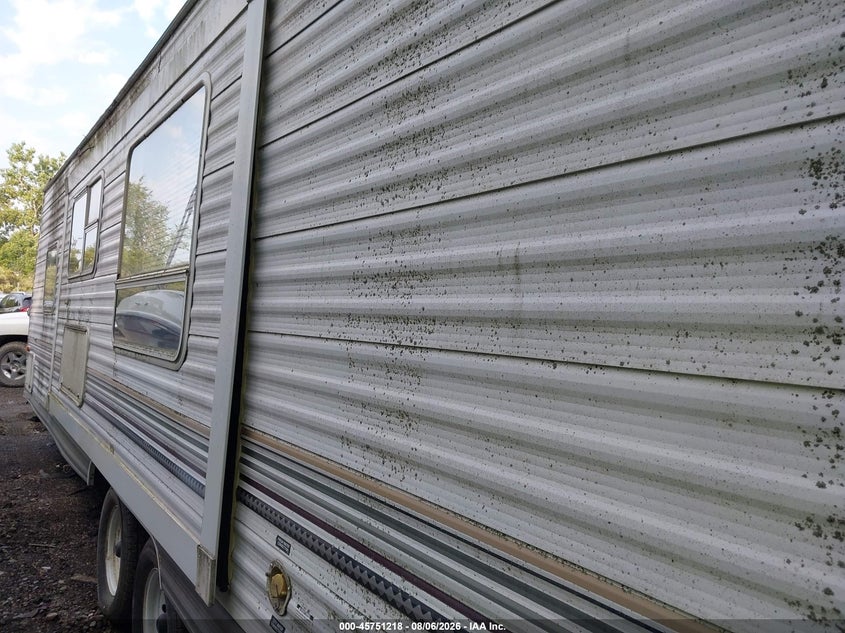 2004 CHEROKEE BY FOREST R LITE TRAVEL TRAILER auction photo 3