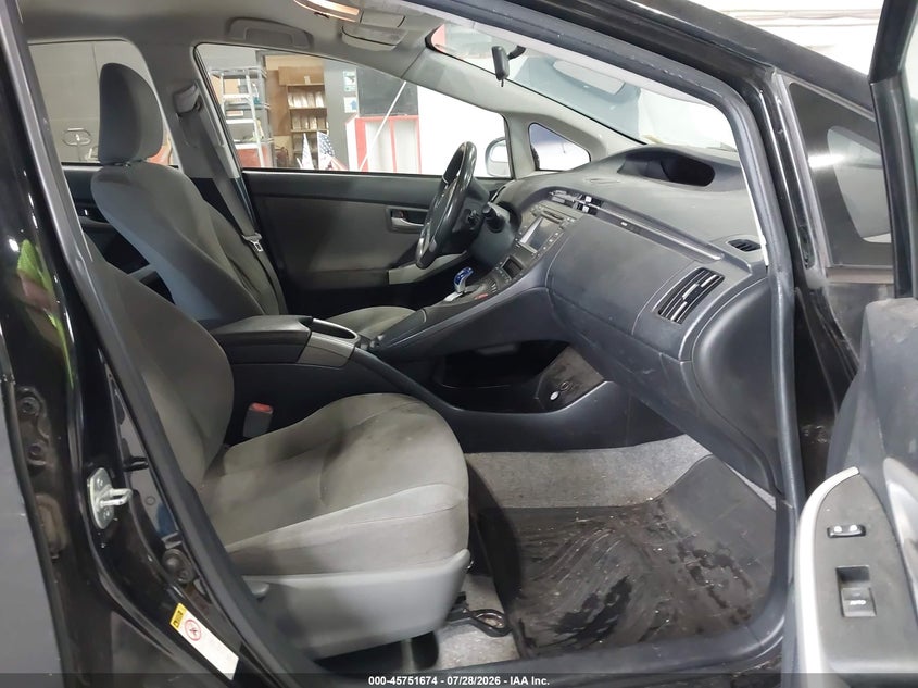 2014 TOYOTA PRIUS auction photo 5